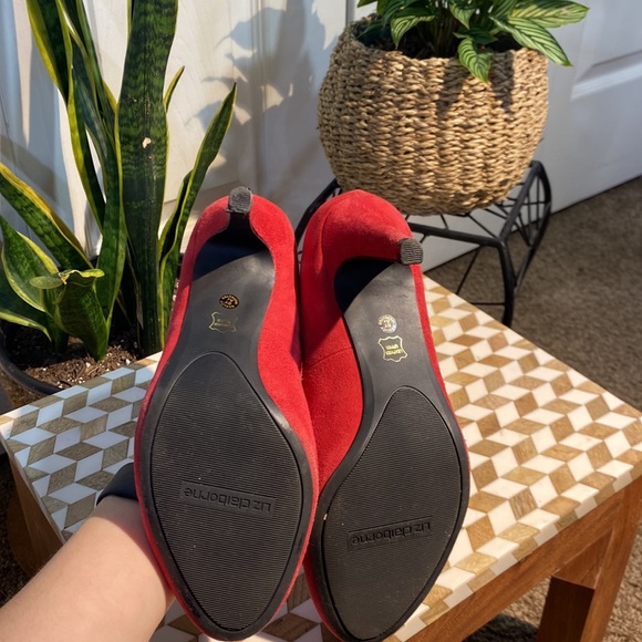 Red suede Liz Claiborne pumps — round/almond toe - Picture 5 of 7